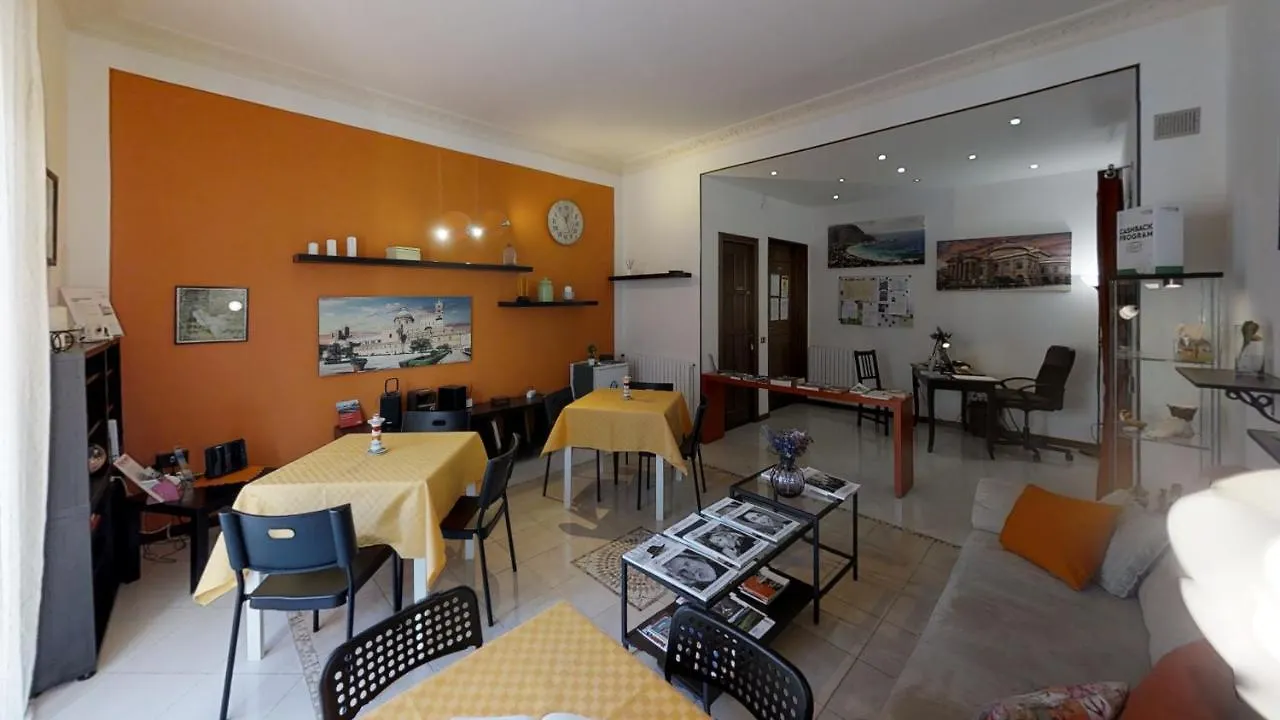 B&B Dietro Il Politeama Palermo 2*,  Italy